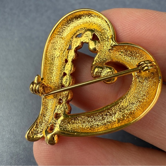 Elegant Gold Heart Brooch with Pearl and Crystals - Picture 8 of 10